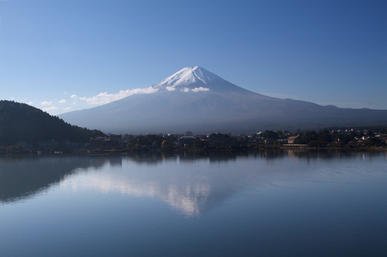 日本小镇的独特景观，持续拉网遮挡富士山