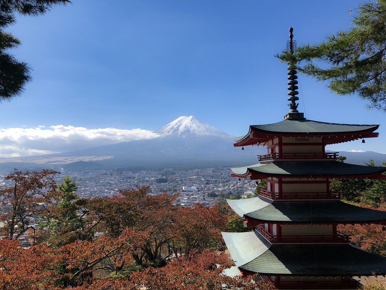 日本小镇的独特景观，持续拉网遮挡富士山